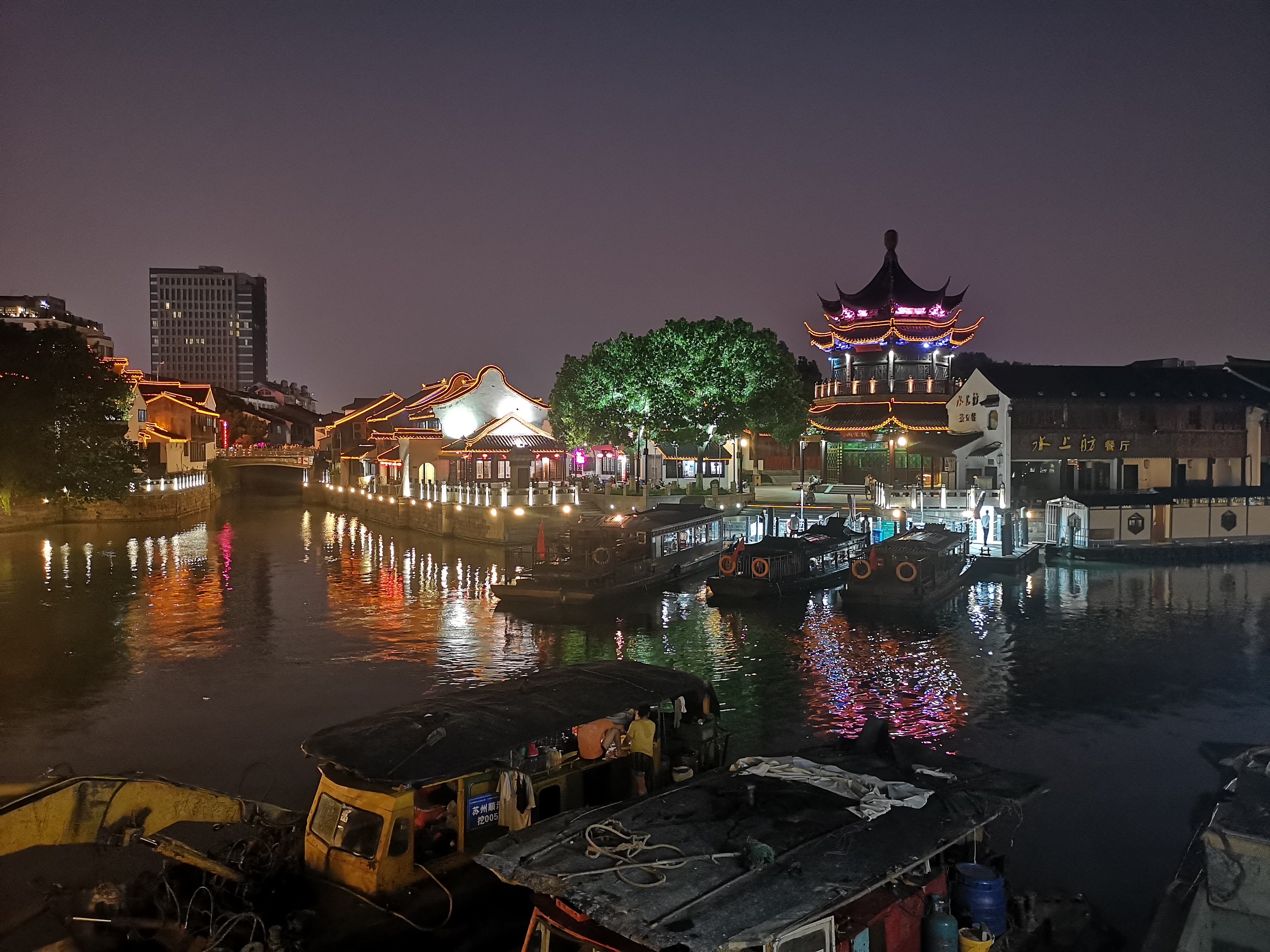 石路夜景圖